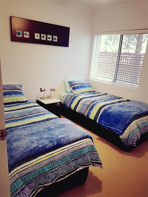 2 Schlafzimmer, Schreibtisch, Bügeleisen/Bügelbrett, Reisekinderbett