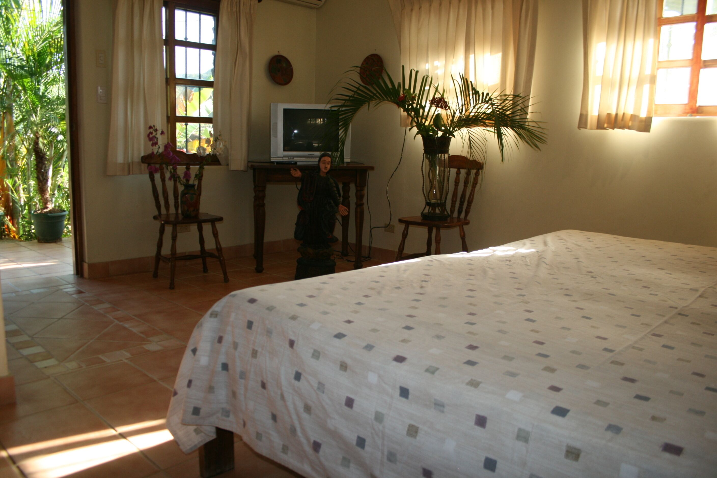 VILLAS CASA LOMA - Suite 302 FLAMINGO BEACH'S BEST KEPT SECRET FOR OVER 30 YEARS