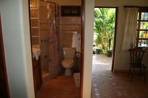Douche, serviettes fournies, savon, papier de toilette