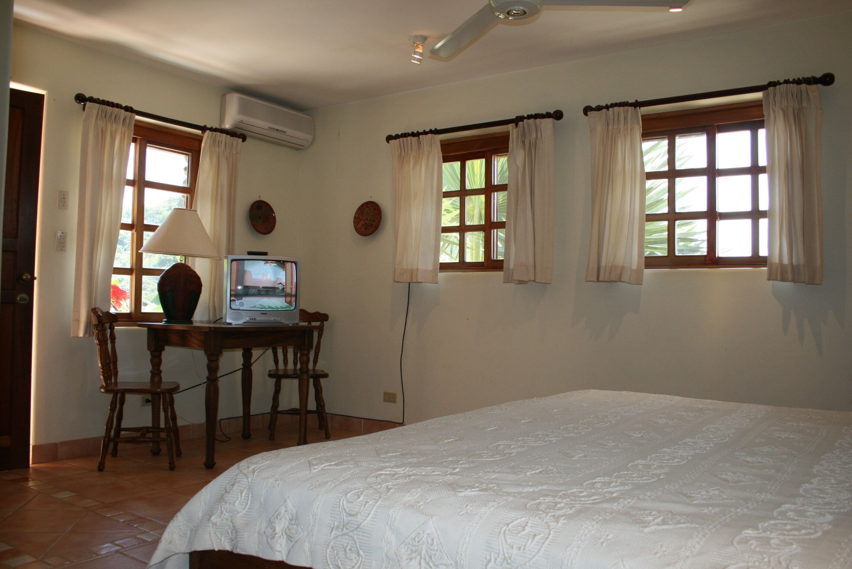 VILLAS CASA LOMA - Suite 302 FLAMINGO BEACH'S BEST KEPT SECRET FOR OVER 30 YEARS