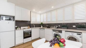 Réfrigérateur, micro-ondes, four, plaque de cuisson