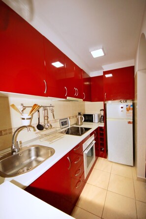 Geladeira, micro-ondas, cooktop, lava-louças