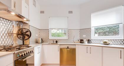 Art Deco 2-Bed Close to City and Harbour