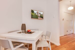 Dining - Art Deco 2-Bed Close to City and Harbour (Neutral Bay)