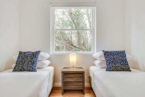 2 bedrooms, desk, iron/ironing board, WiFi - Art Deco 2-Bed Close to City and Harbour (Neutral Bay)
