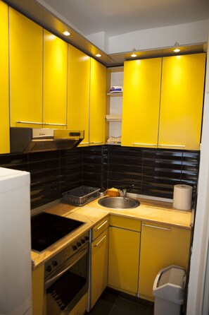 Fridge, microwave, oven, stovetop - Cute Little Apartment (Savski Venac)