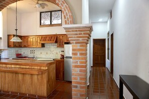 Fridge, oven, stovetop, coffee/tea maker - Authentic Local Stay – Near Old Town, Local Eateries & Beaches - Private Rooftop (5 de Diciembre)