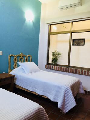 2 bedrooms, iron/ironing board, free WiFi, bed sheets - Authentic Local Stay – Near Old Town, Local Eateries & Beaches - Private Rooftop (5 de Diciembre)