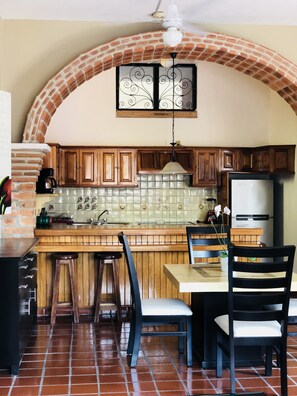 Dining - Authentic Local Stay – Near Old Town, Local Eateries & Beaches - Private Rooftop (5 de Diciembre)