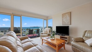Smart TV, DVD player, stereo - Coastal Corner 2/35 The Crescent (McCracken)