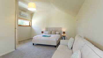 4 bedrooms, desk, Internet, bed sheets