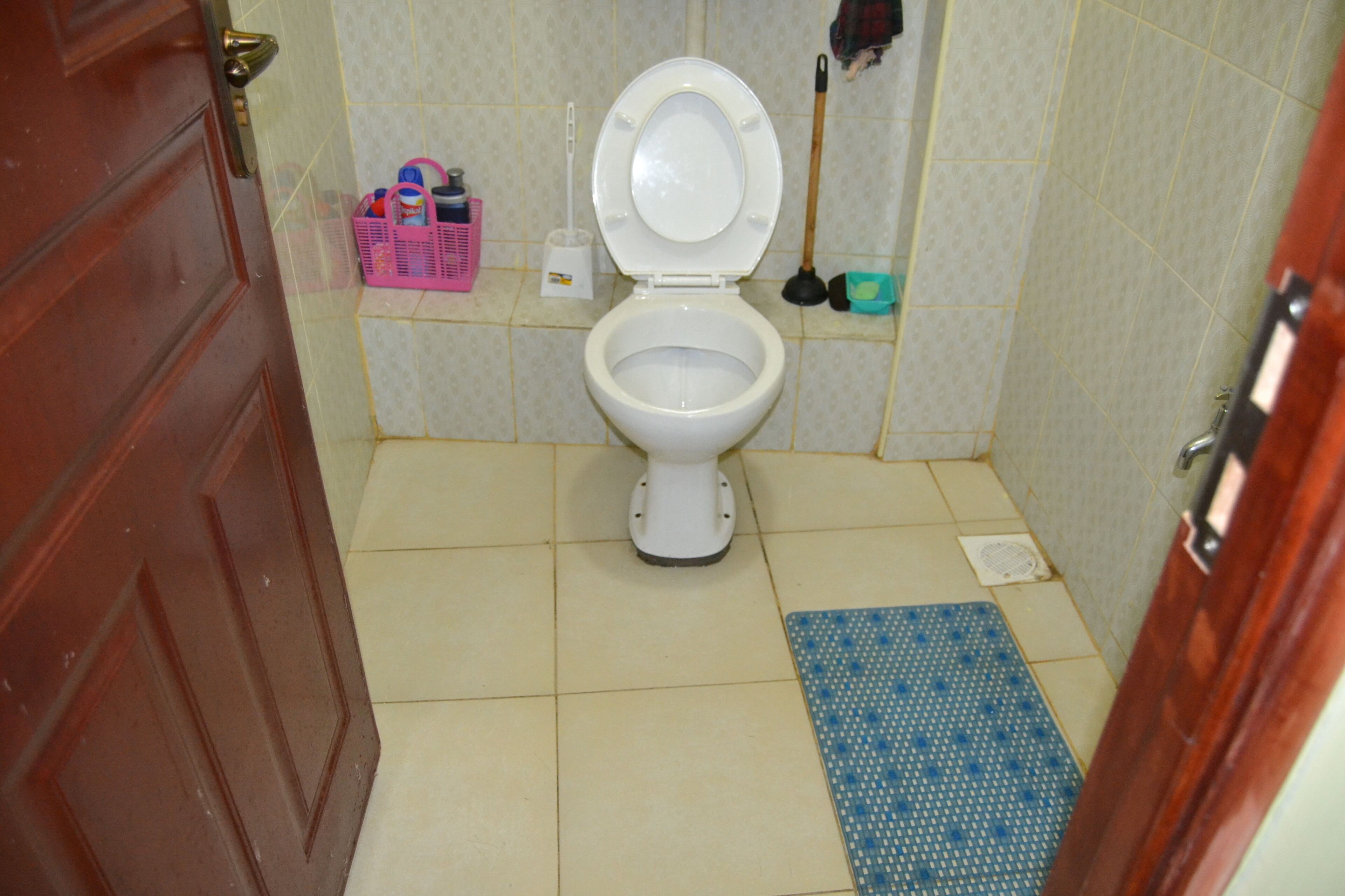 Bruser, hårtørrer, håndklæder, Toiletpapir