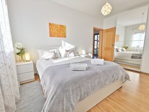 2 camere, una scrivania, ferro/asse da stiro, culla da viaggio