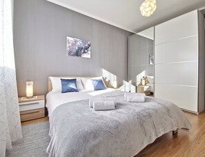 2 bedrooms, desk, iron/ironing board, travel crib