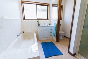 Baignoire, serviettes fournies, shampoing