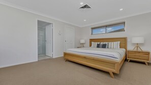 3 bedrooms, iron/ironing board, free WiFi, bed sheets - PRIMROSE SANDS | Accom Holidays (TERRIGAL)