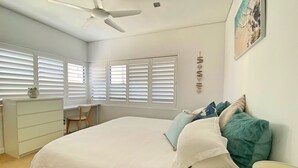 Ein Schlafzimmer mit einem Bett, einem Schreibtisch und einem Stuhl.