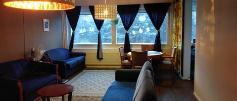 تلفزيون، مدفأة، برامج وأفلام نتفليكس، تنس طاولة