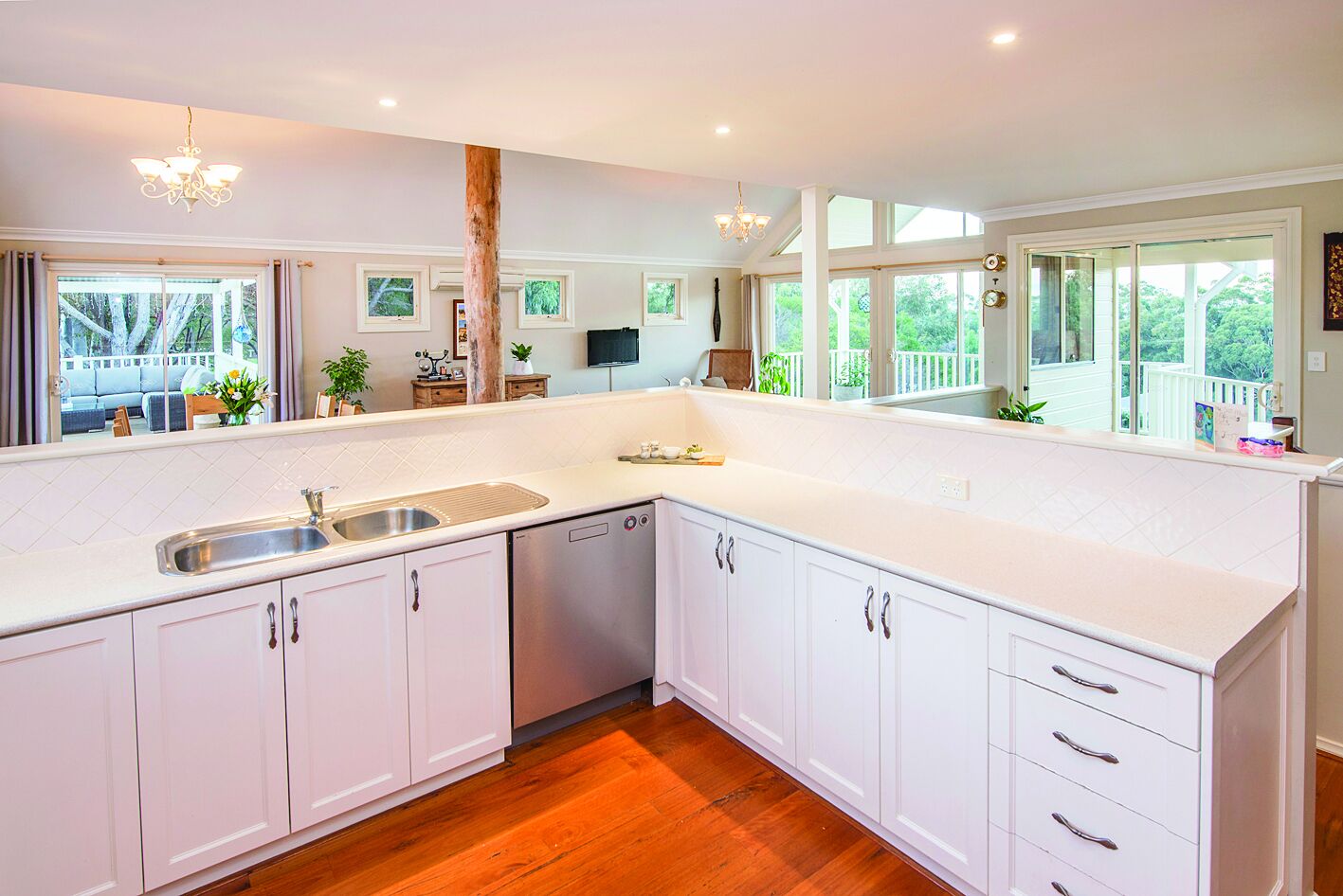 STUNNING HOME YALLINGUP. BEAUTIFUL SURROUNDINGS. WALK IN AND RELAX — image 13