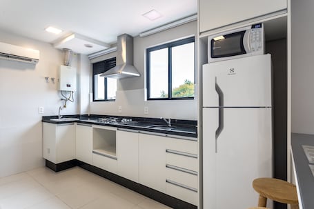 Full-size fridge, microwave, stovetop, cookware/dishes/utensils