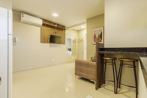 Deluxe Apartment | Living area | Smart TV, Netflix - Pleione Residence (Curitiba)