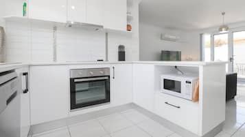 Een koelkast, een microgolfoven, een oven, een vaatwasser