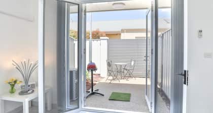 Apartamento de 2 dormitorios, amplio salón, abierto al patio. Locacion central.