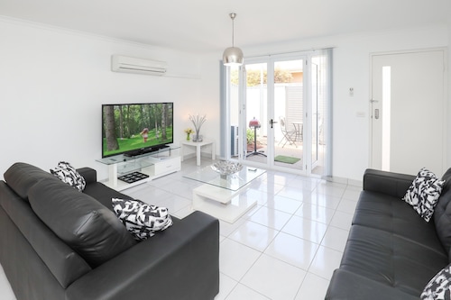 Spacious living, family friendly. Open courtyards.  Central location Free Wi fi