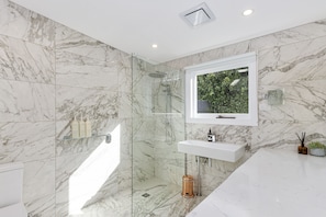Shower, hair dryer, towels - "Colonial Hampdens" Splendid Luxury Georgian Cottage 1 - Genuine 2 Bedroom  (Battery Point)