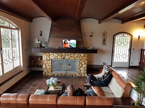 TV, fireplace
