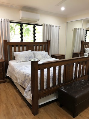 3 bedrooms, iron/ironing board, travel cot, free WiFi - The perfect weekend or weekday get away! (Dundee Beach)