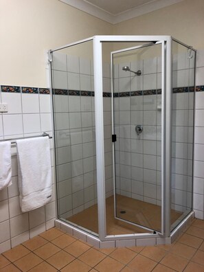 Combined shower/bathtub, towels, soap, toilet paper - The perfect weekend or weekday get away! (Dundee Beach)