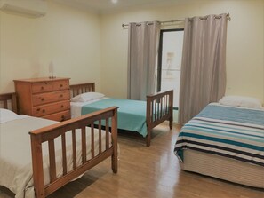 3 bedrooms, iron/ironing board, travel crib, free WiFi - The perfect weekend or weekday get away! (Dundee Beach)