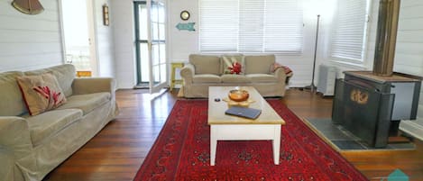 Télévision, cheminée, livres