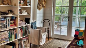 Een televisie, een open haard en boeken