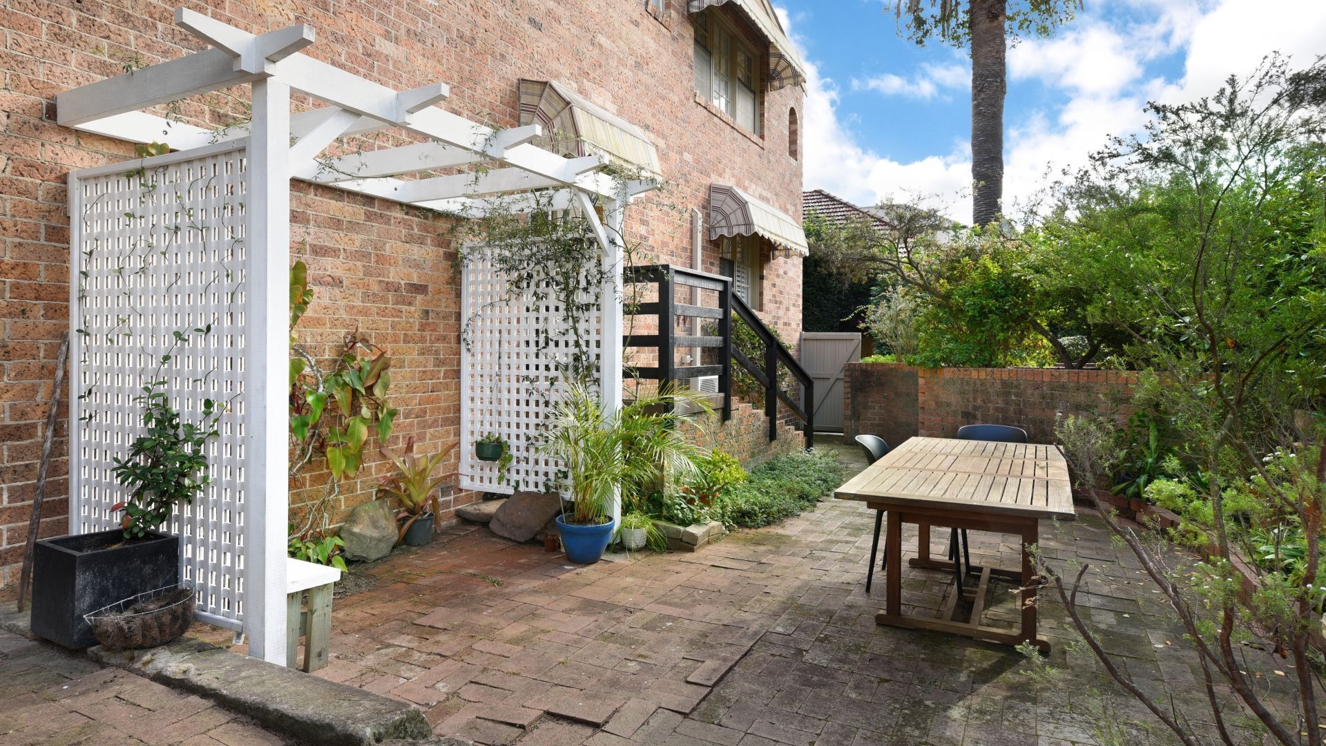 PERFECTLY PEACEFUL- Harbour foreshores secs away — image 2