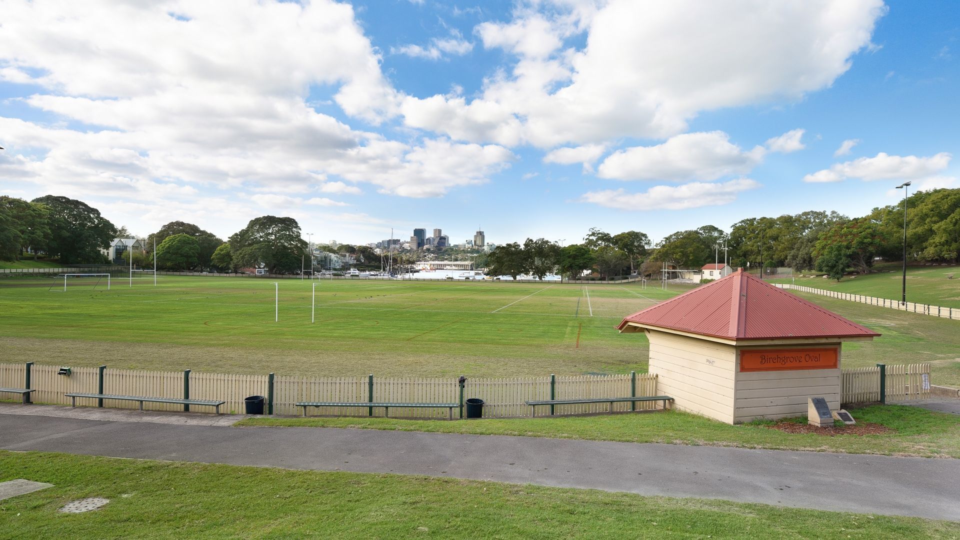 PERFECTLY PEACEFUL- Harbour foreshores secs away — image 3