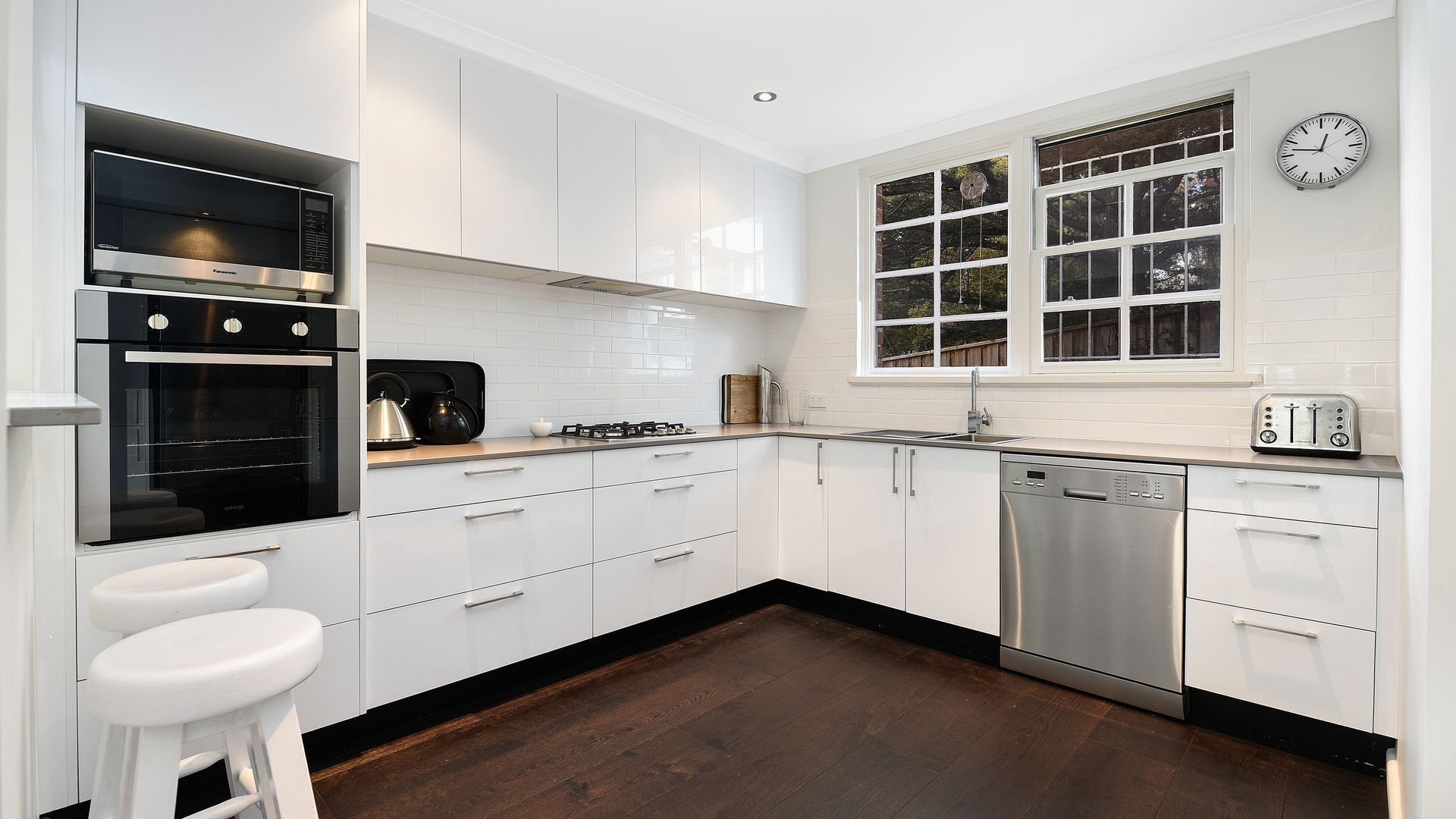 PERFECTLY PEACEFUL- Harbour foreshores secs away — image 4