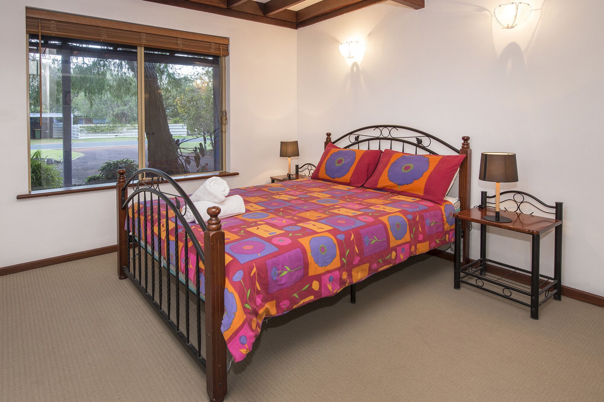 Jazz’s Leafy Retreat: Warm and welcoming family home. Walk to beach and town! — image 12