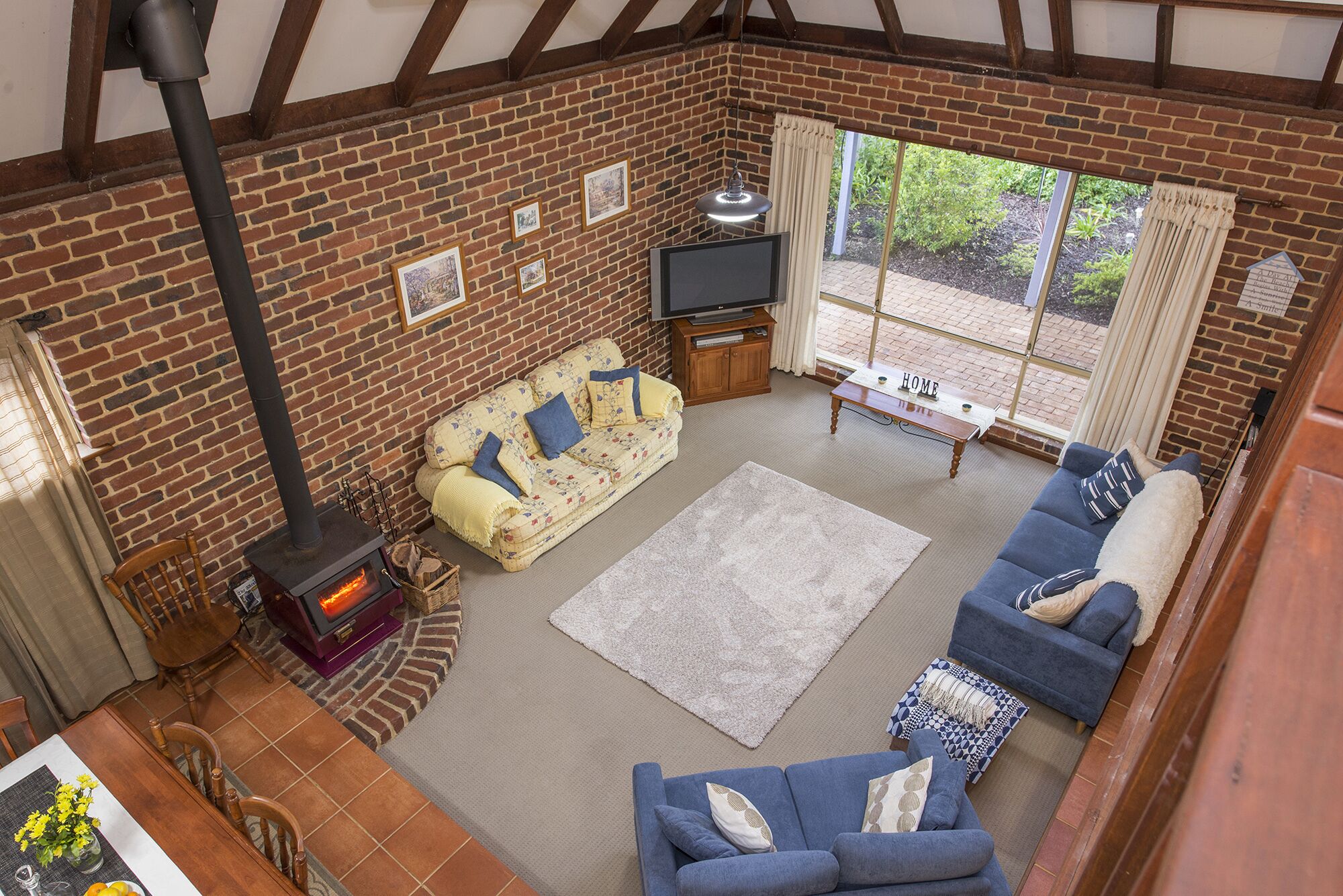 Jazz’s Leafy Retreat: Warm and welcoming family home. Walk to beach and town! — image 17