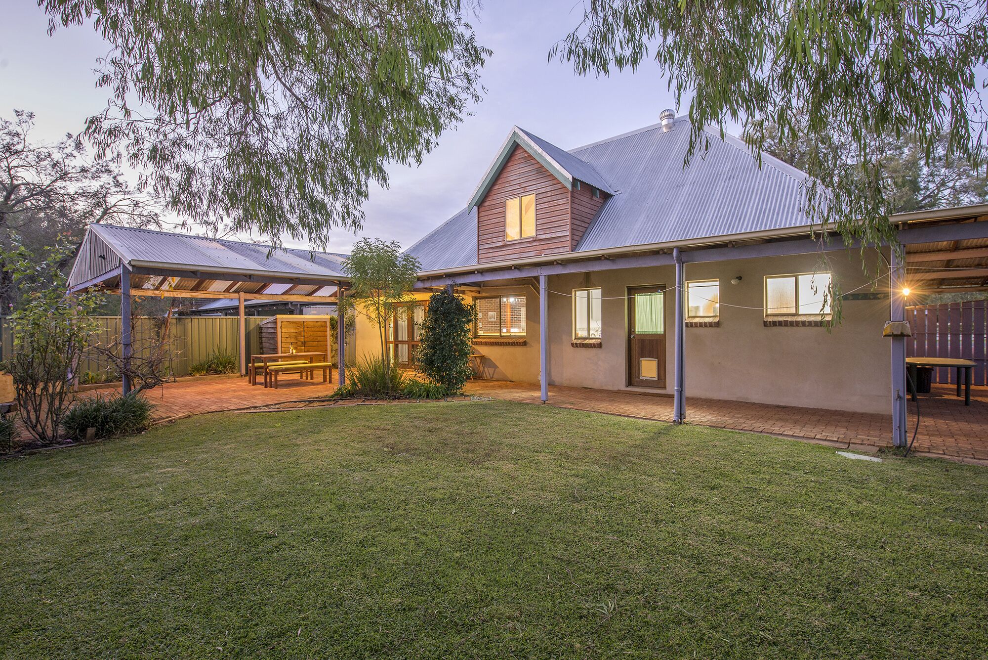 Jazz’s Leafy Retreat: Warm and welcoming family home. Walk to beach and town! — image 20