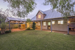 A house with a covered patio, a lawn, and a tree. - Jazz’s Leafy Retreat: Warm and welcoming family home. Walk to beach and town! (Dunsborough)