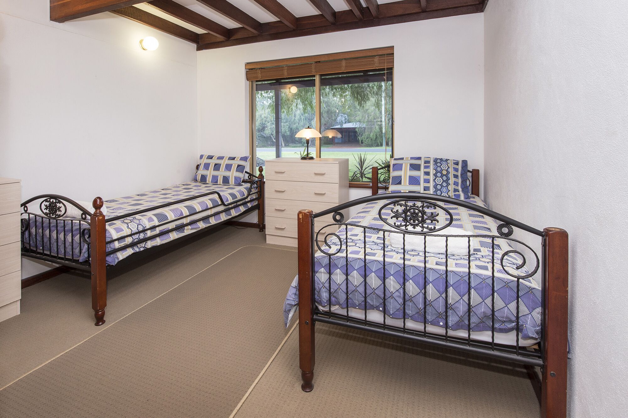 Jazz’s Leafy Retreat: Warm and welcoming family home. Walk to beach and town! — image 16