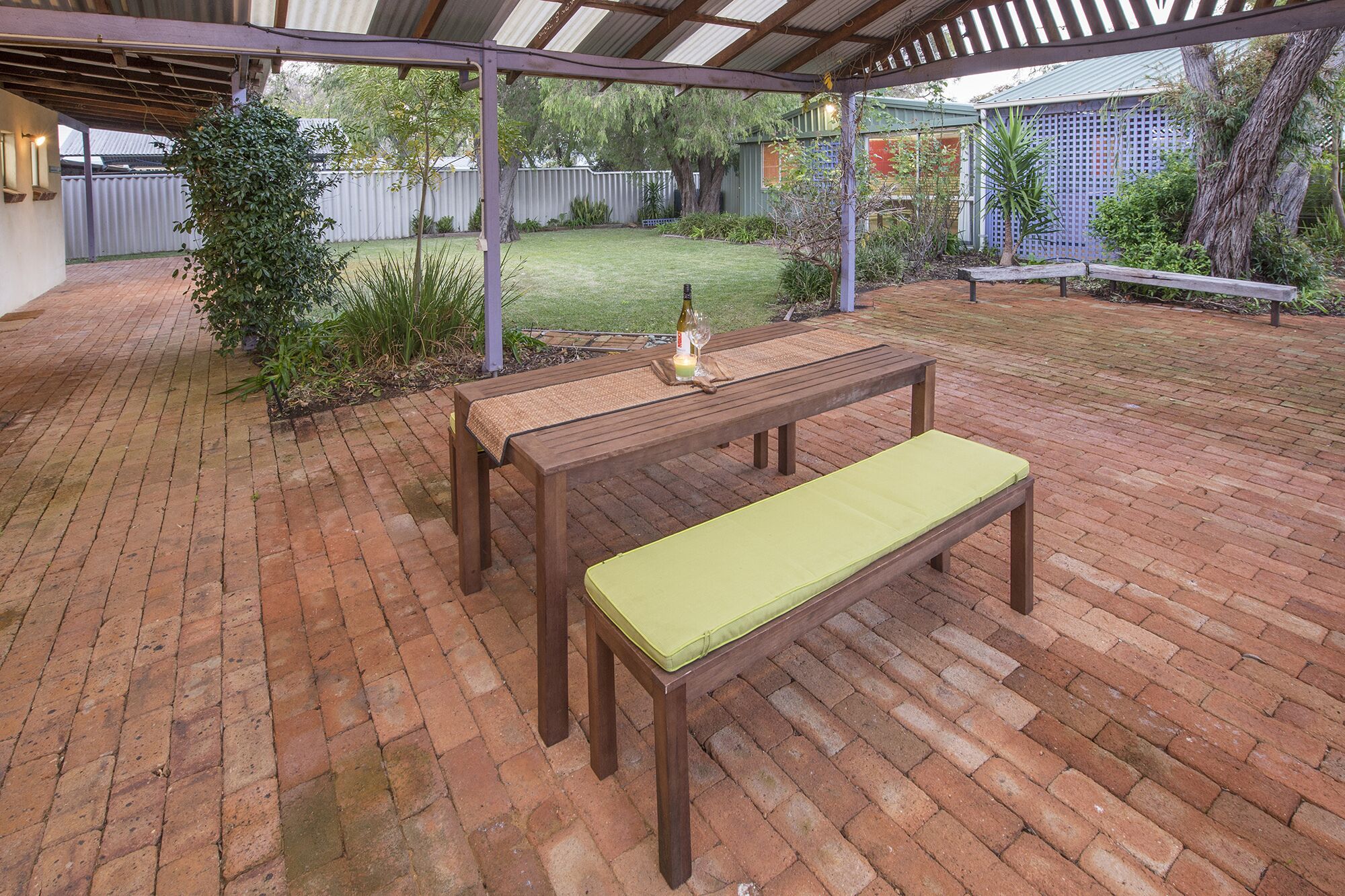 Jazz’s Leafy Retreat: Warm and welcoming family home. Walk to beach and town! — image 8