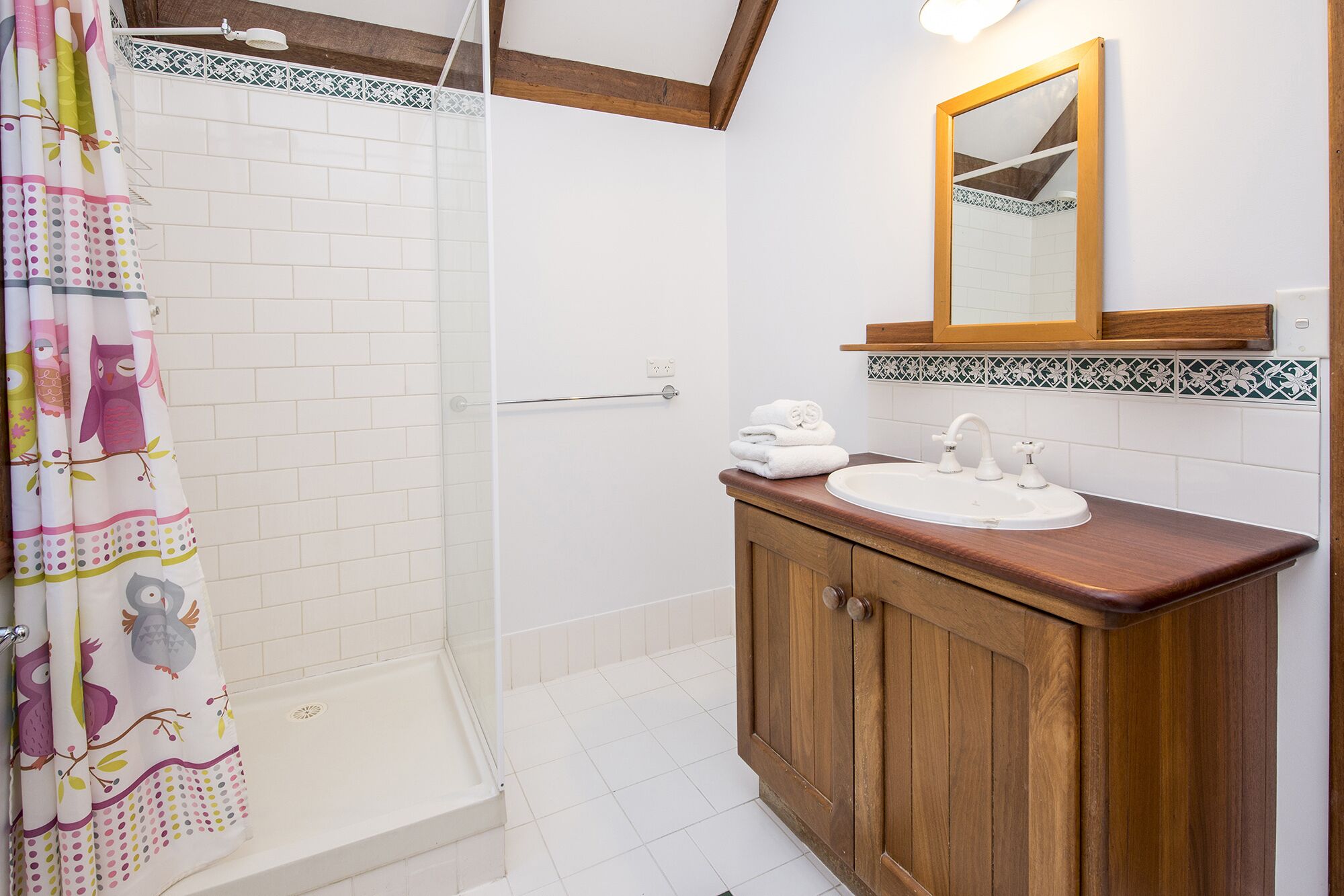 Jazz’s Leafy Retreat: Warm and welcoming family home. Walk to beach and town! — image 11