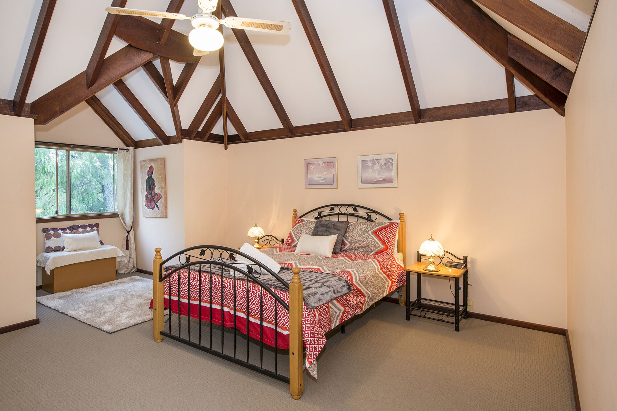 Jazz’s Leafy Retreat: Warm and welcoming family home. Walk to beach and town! — image 9