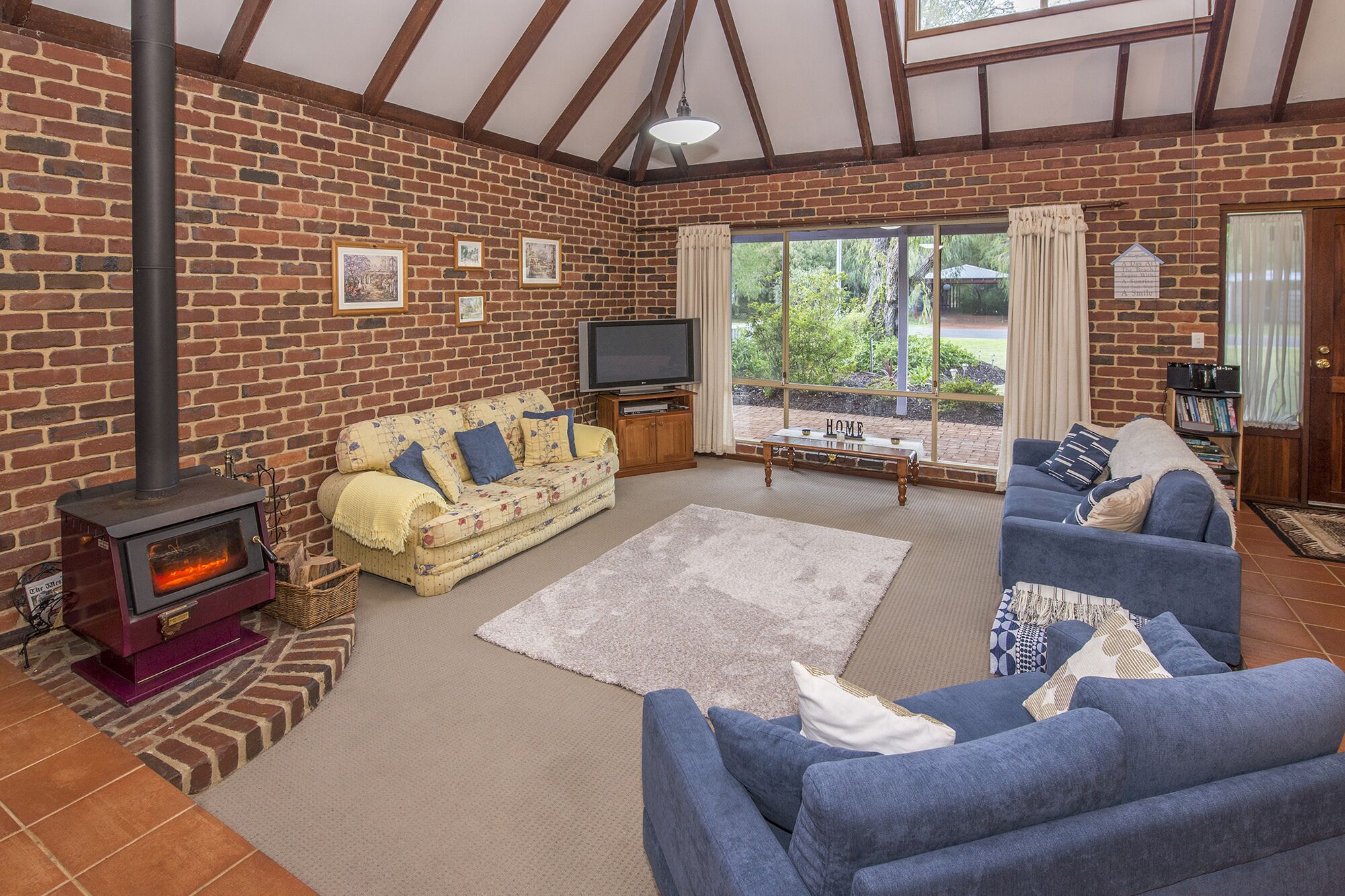 Jazz’s Leafy Retreat: Warm and welcoming family home. Walk to beach and town! — image 3