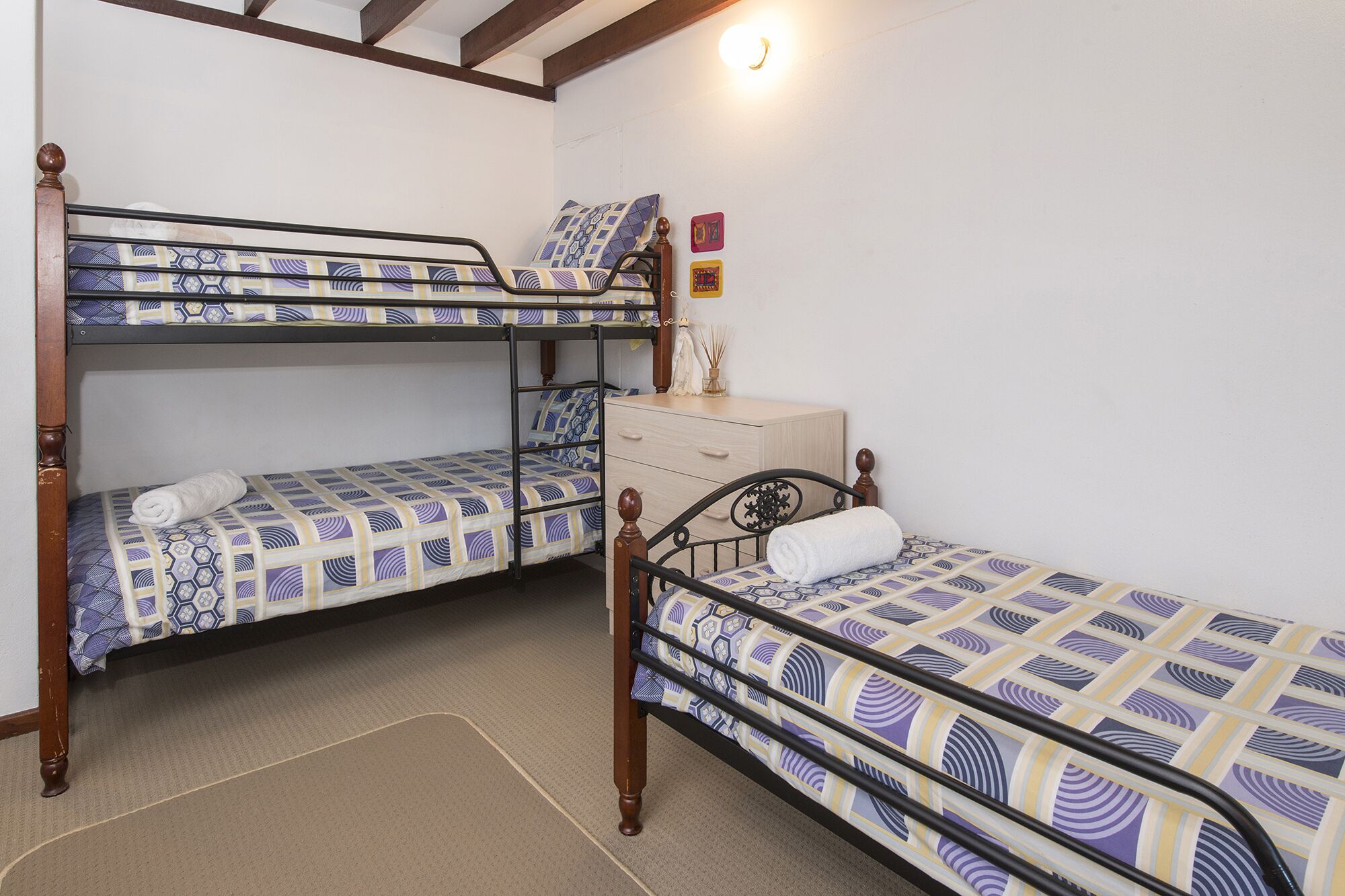 Jazz’s Leafy Retreat: Warm and welcoming family home. Walk to beach and town! — image 14