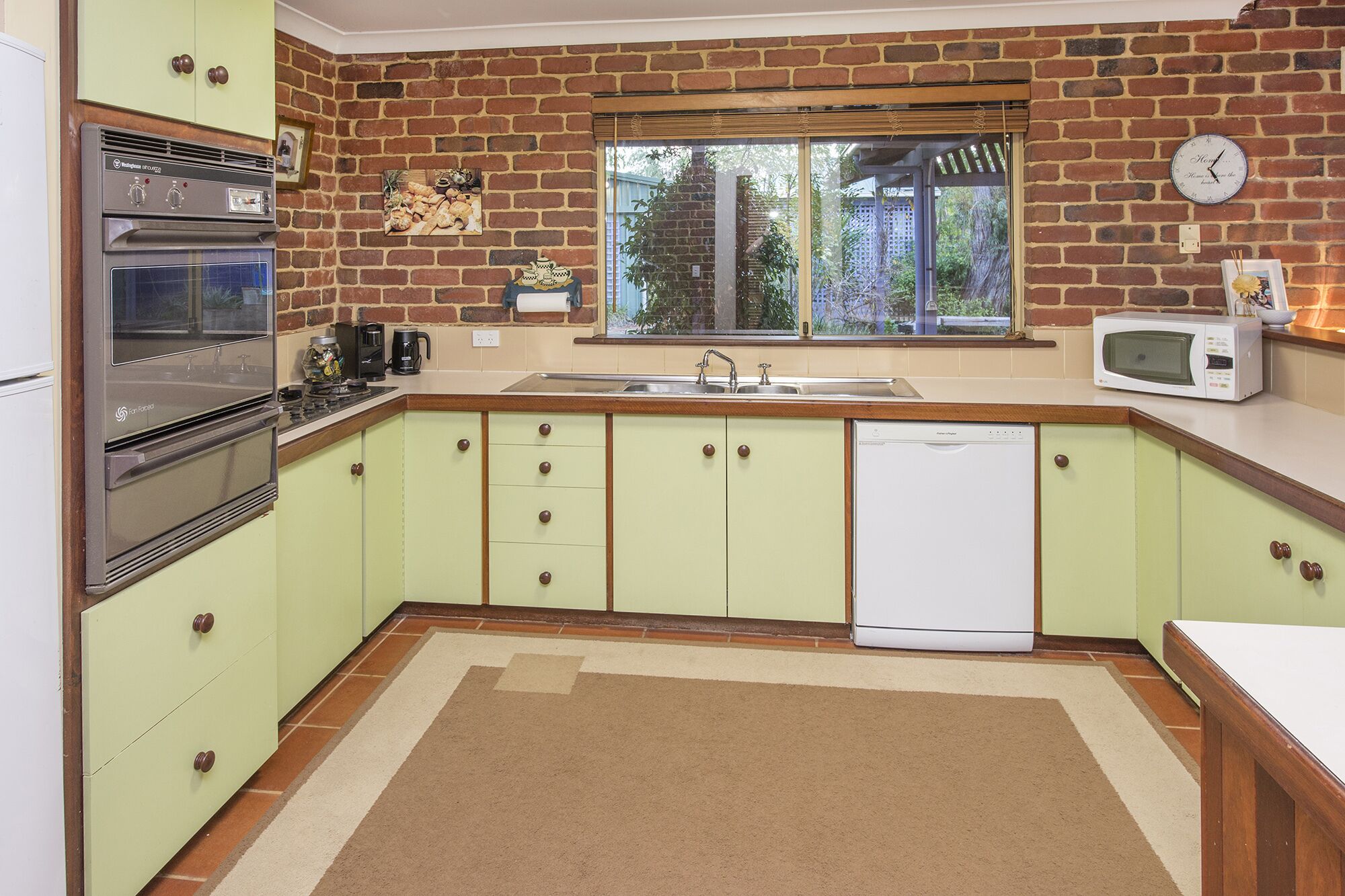 Jazz’s Leafy Retreat: Warm and welcoming family home. Walk to beach and town! — image 5