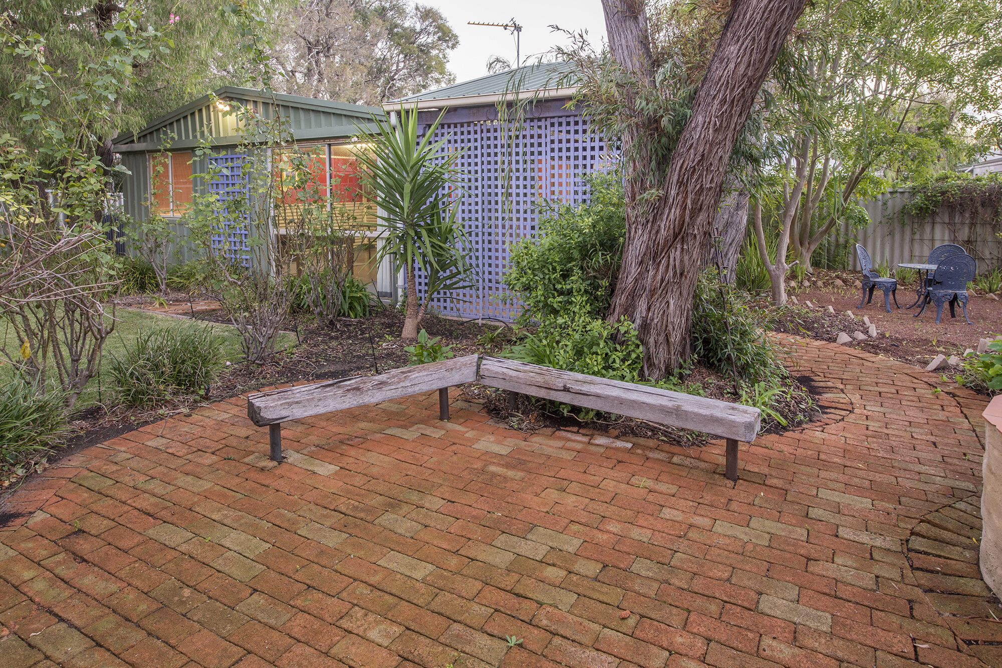 Jazz’s Leafy Retreat: Warm and welcoming family home. Walk to beach and town! — image 22